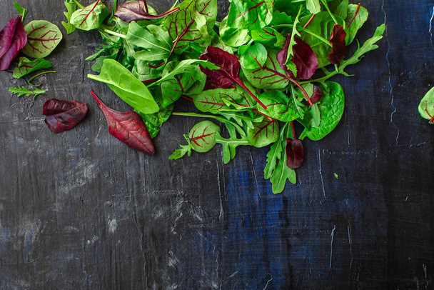 Salada sã, folhas misturam a salada (micro verdes de mistura, refeição leve suculenta). fundo alimentar - espaço de cópia
 - Foto, Imagem