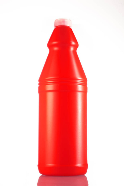 Bottiglia rossa con prodotto detergente isolato su fondo bianco
 - Foto, immagini
