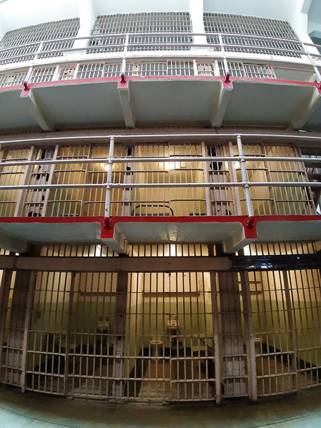 Široký záběr staré vězeňské cely v nevyužité staré věznici. - Fotografie, Obrázek