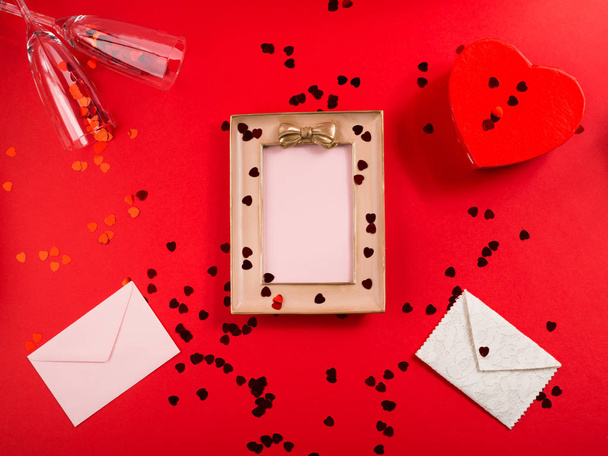 Fotolijstje voor Valentijnsdag groeten op rood - Foto, afbeelding