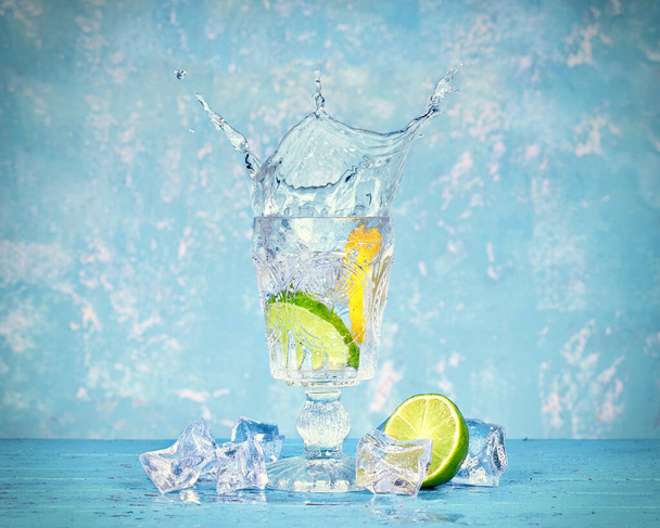 a glass of water with splash - Foto, Imagen