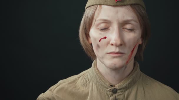 Video einer schmutzigen jungen Frau in sowjetischer roter Armeeuniform - Filmmaterial, Video