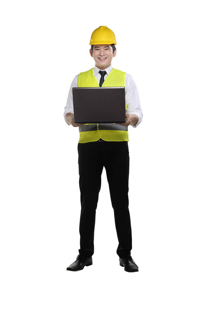 Усміхнений азіатський будівельник з робочою формою тримає ноутбук ізольовано на білому тлі
 - Фото, зображення