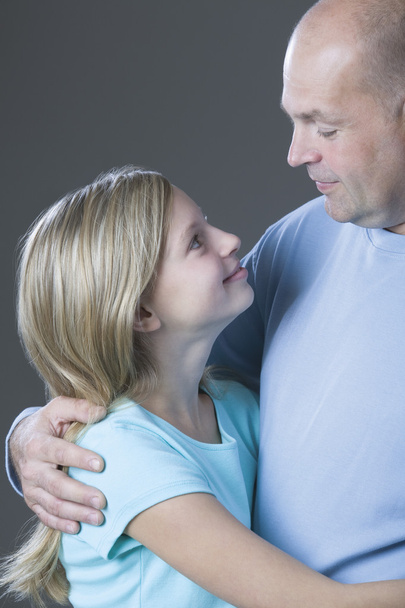 Father embracing daughter - Fotografie, Obrázek