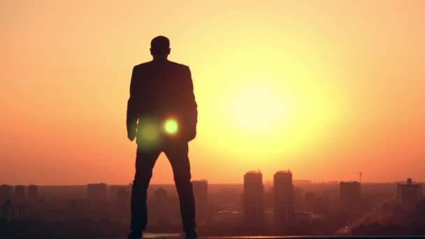 Mann feiert Erfolg bei Sonnenaufgang - Filmmaterial, Video
