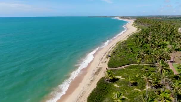 Légi kilátás trópusi fehér homokos strand és türkiz tiszta tengervíz kis hullámok. - Felvétel, videó