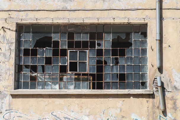 Vecchia facciata industriale obsoleta con finestre rotte - Foto, immagini