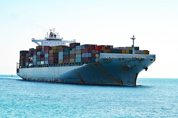 Nave de contenedores acercándose al Puerto de Miami
 - Foto, Imagen