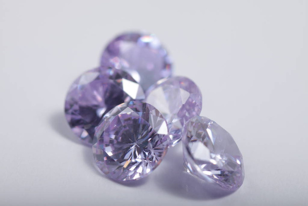 ジュエリーのための美しいマルチカラークリスタルジルコニアダイヤモンドビーズのクローズアップ  - 写真・画像