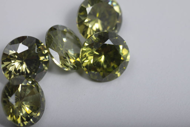 Close-up shot van mooie multi color kristal zirconia diamanten kralen voor sieraden  - Foto, afbeelding