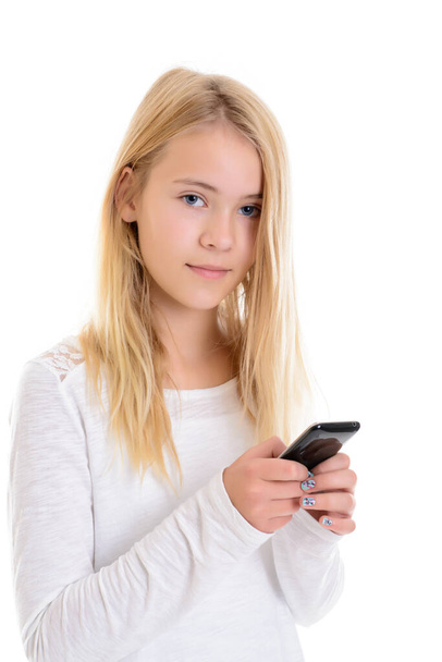 menina loira agradável na frente de fundo branco com seu telefone
 - Foto, Imagem