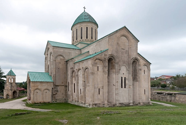 Vista trasera de la catedral de Bagrati en Kutaisi, Georgia
 - Foto, imagen