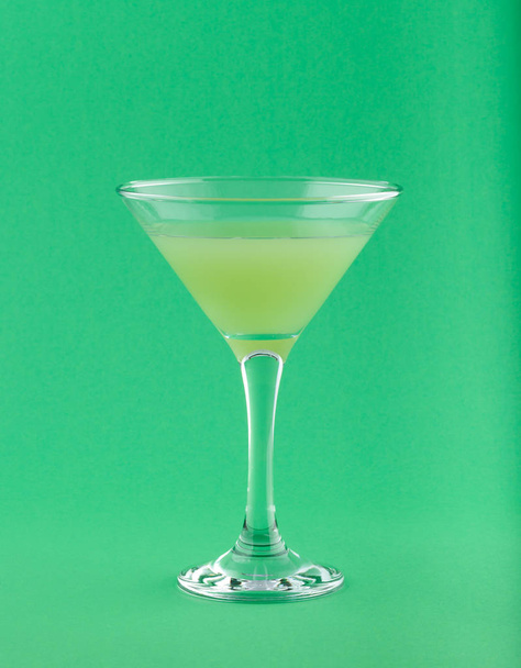 Alcoholic cocktail and beverage on greenery pantone background - Foto, imagen