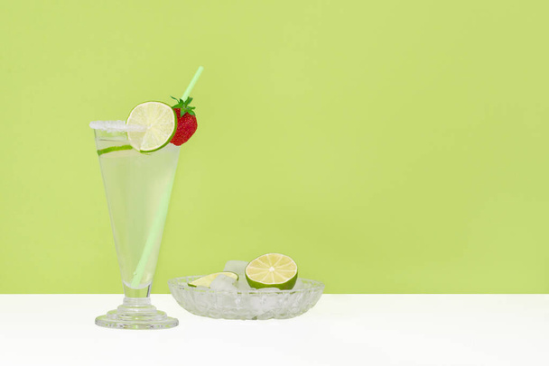 an ice-cold summer drink with lime water. - Foto, Imagen
