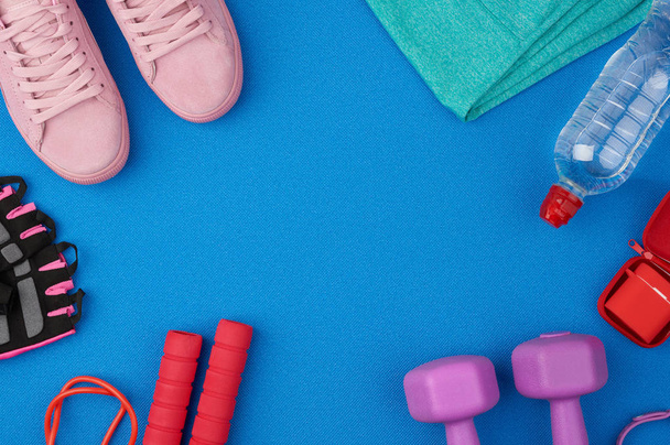 manubri viola plastica, abbigliamento sportivo, acqua, scarpe da ginnastica rosa e
  - Foto, immagini