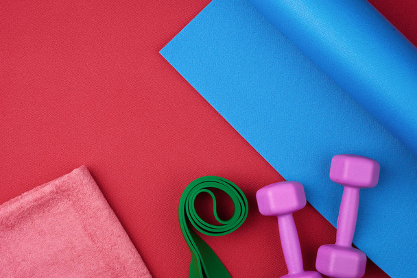 ζεύγος μωβ πλαστικά αλτήρες, πράσινο ελαστικό και ροζ terry t - Φωτογραφία, εικόνα