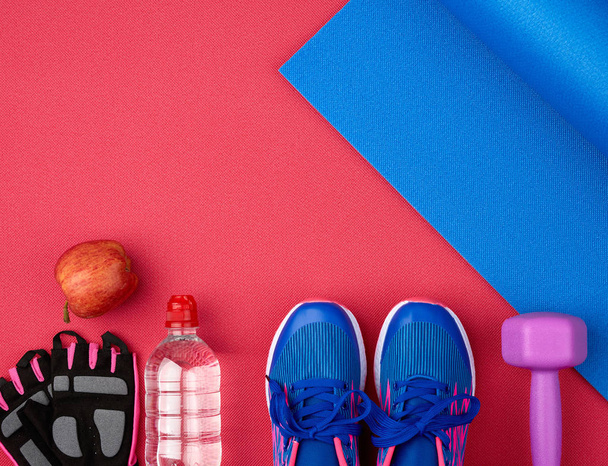 paire de baskets d'entraînement bleues avec lacets, bouteille d'eau et une
 - Photo, image