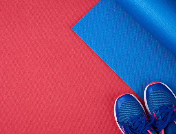 пара синих тренировочных кроссовок со шнурками и синим крученым нео
 - Фото, изображение