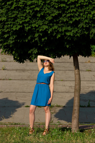 dívka v modrých šatech park - Fotografie, Obrázek