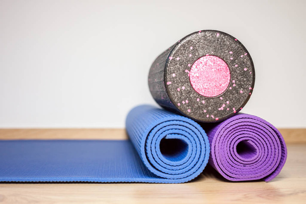 fitness mats and roll on the floor white background - Foto, Bild