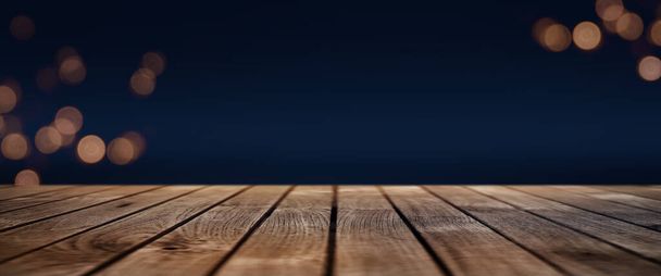 ciemnoniebieskie bokeh tło z oświetloną drewnianą sceną do prezentacji - Zdjęcie, obraz