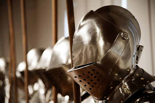 capacetes de um terno de armadura medieval
 - Foto, Imagem