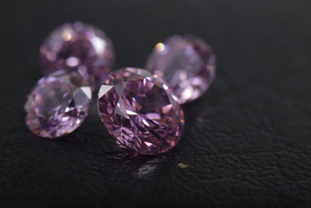 Mücevherler için çok renkli kristal zirkon elmaslarının yakın plan çekimleri.  - Fotoğraf, Görsel