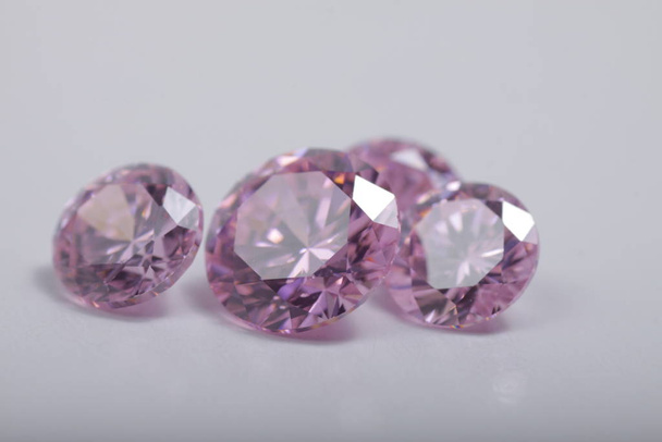 Крупный план красивых многоцветных бриллиантовых цирконий бусы для ювелирных изделий
  - Фото, изображение