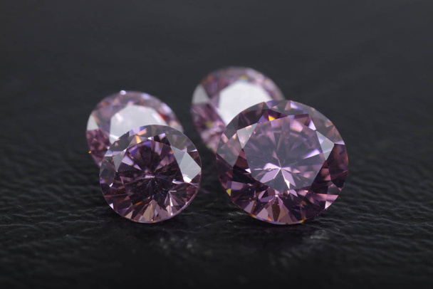 Lähikuva laukaus kaunis monivärinen kristalli zirkonia timantteja helmiä koruja
  - Valokuva, kuva
