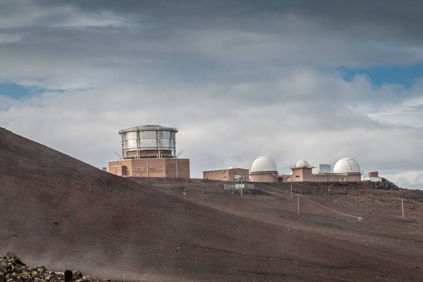 Buildings of Observatory on top of Haleakala Volcano, Maui, Hawa - Fotografie, Obrázek