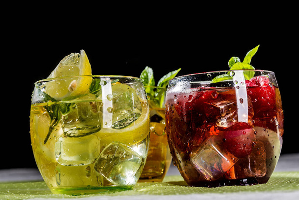ice tea with fruits in bulbous low glasses - Zdjęcie, obraz