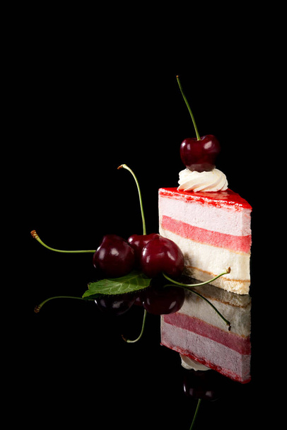 Sweet cherry cake with cherries isolated on black background with reflection. - Foto, Imagem