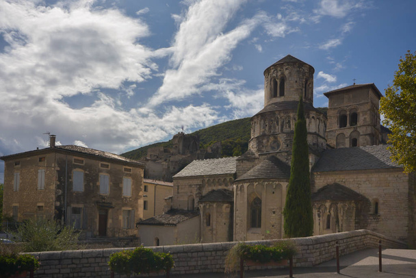 eglise abbatiale sainte marie in cruas - Фото, изображение