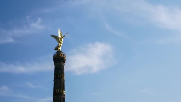 Time Lapse: A Coluna da Vitória em Berlim, Alemanha contra um Céu Nublado Azul
 - Filmagem, Vídeo
