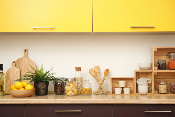 Стильный интерьер кухни с деревянной столешницей и стенными шкафами
 - Фото, изображение