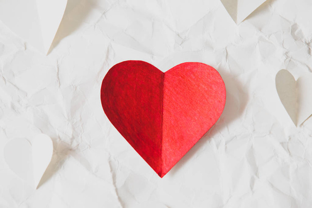 Papel vermelho e branco dos corações no papel crumpled branco, Valentine 's
  - Foto, Imagem