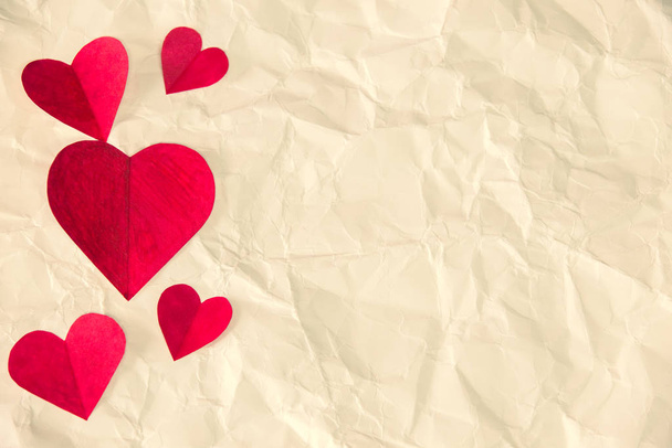 Kırmızılar kağıt üzerinde kırmızı kalpler, buruşmuş kağıt, sevgililer günü güzelliği. - Fotoğraf, Görsel