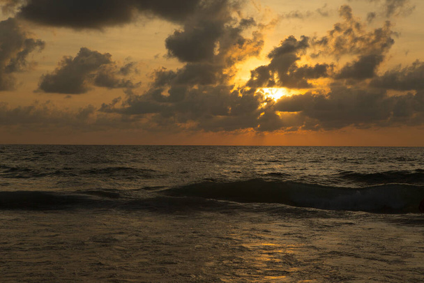 a beautiful sunset in the sea on the beach - Foto, afbeelding