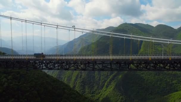 Kanyon, Hubei, Çin 'deki Siduhe asma köprüsünün havadan görüntüsü.. - Video, Çekim