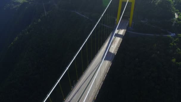 Kanyon, Hubei, Çin 'deki Siduhe asma köprüsünün havadan görüntüsü.. - Video, Çekim