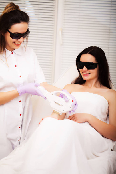 Dorosła kobieta o depilacji laserowej w profesjonalnym salonie kosmetycznym - Zdjęcie, obraz