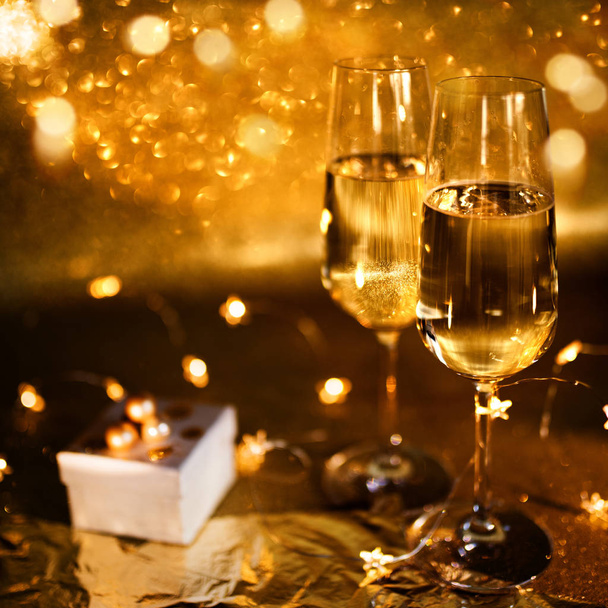 Fondos de boquilla de oro con champán y un feliz año nuevo. - Foto, imagen