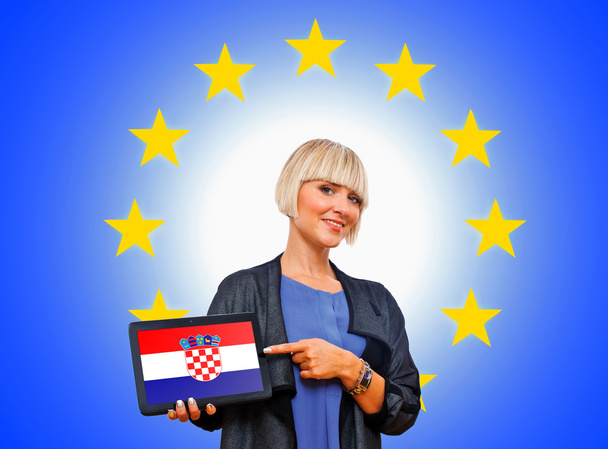 Frau mit Tablet mit kroatischer Flagge auf dem Rücken der Europäischen Union - Foto, Bild
