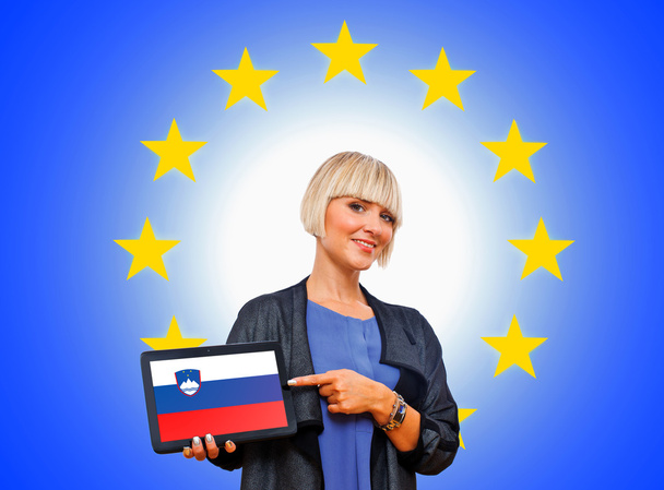 kadın holding tablet ile Avrupa Birliği geri Slovenya bayrağı - Fotoğraf, Görsel