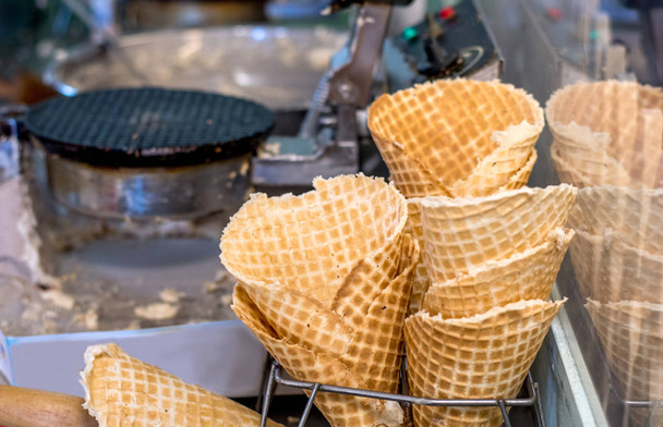 Свіжі вафельні шишки готові до морозива
 - Фото, зображення