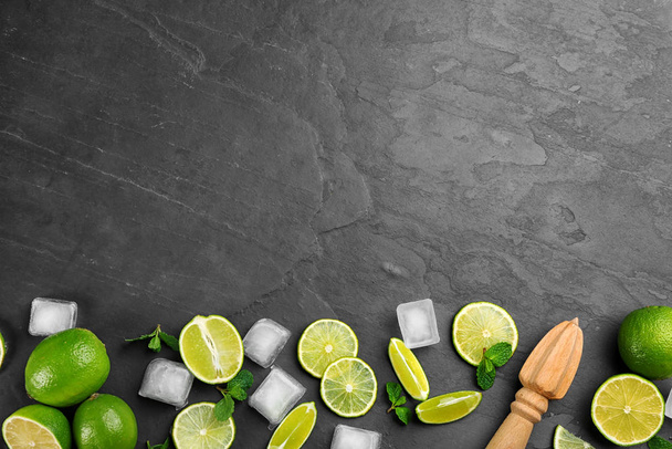 Lemonade layout with juicy lime slices, mint and ice cubes on bl - Foto, imagen