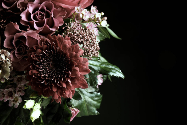 schöner Strauß verschiedener Blumen auf schwarzem Hintergrund, Platz für Text. Florales Kartendesign mit dunklem Vintage-Effekt - Foto, Bild