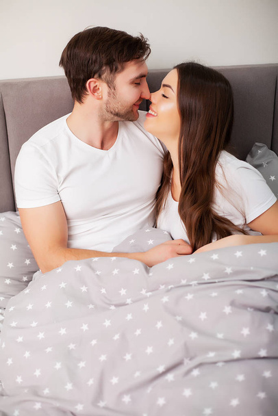 Intymne zmysłowe młoda para w sypialni ciesząc się sobą - Zdjęcie, obraz