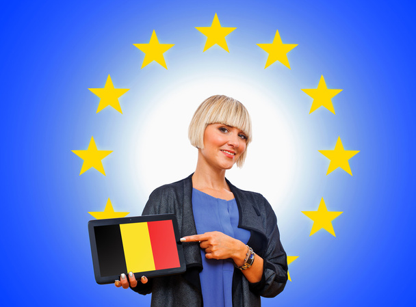 Frau hält Tablette mit belgischer Flagge auf dem Rücken der Europäischen Union - Foto, Bild