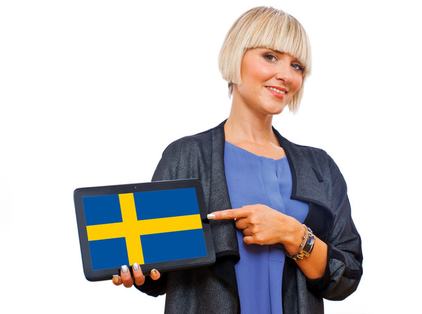 Attrayant blond femme tenant comprimé avec drapeau suédois
 - Photo, image